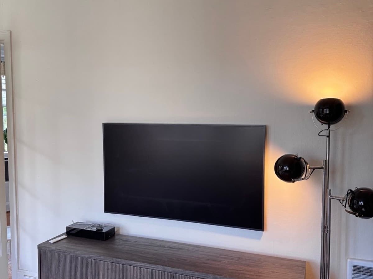 Flat-screen TV mounted on wall Portland — EVN Handyman